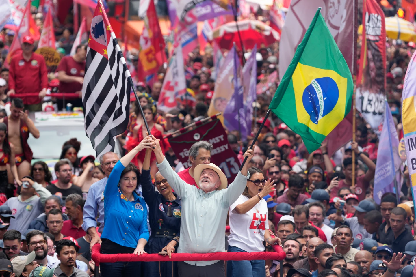 Brasil vota este domingo: Lula y Flávio Bolsonaro cierran campaña en São Paulo