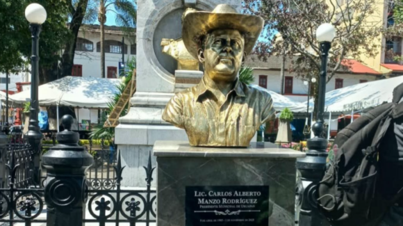 Grecia Quiroz devela busto de Carlos Manzo durante acto por los Mártires de Uruapan en Michoacán