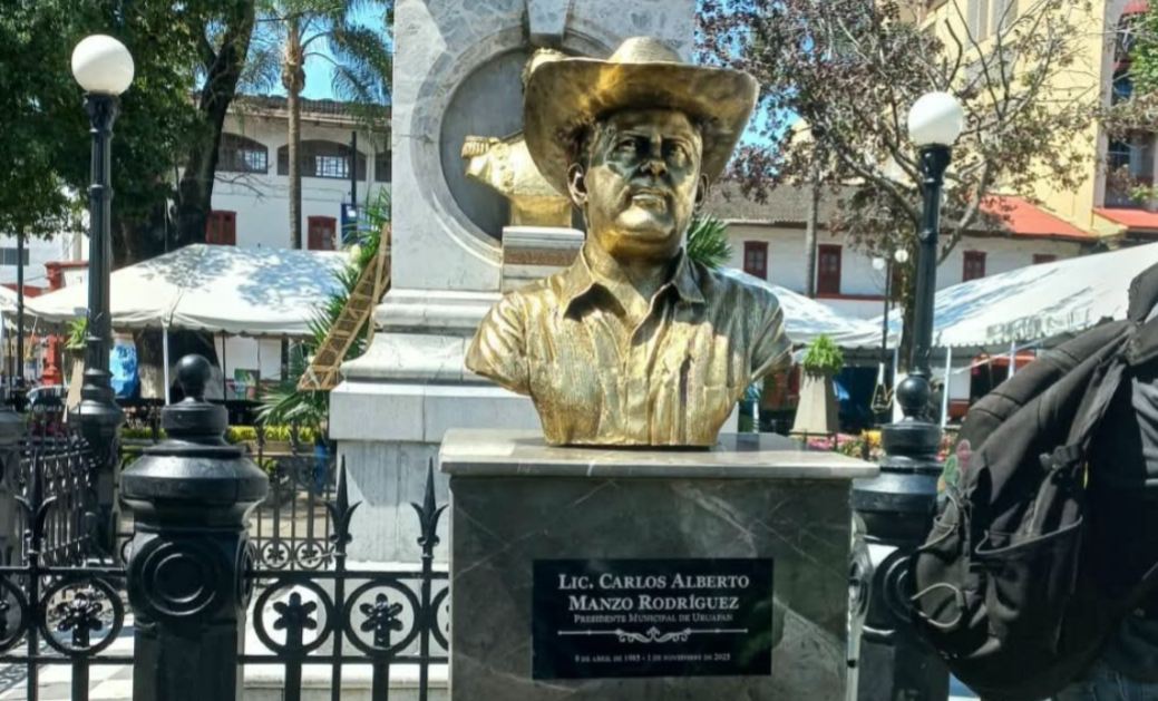Grecia Quiroz devela busto de Carlos Manzo durante acto por los Mártires de Uruapan en Michoacán