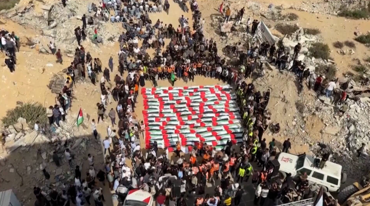 Gaza sepulta a 105 palestinos cuyos restos fueron recuperados de los escombros desde 2023
