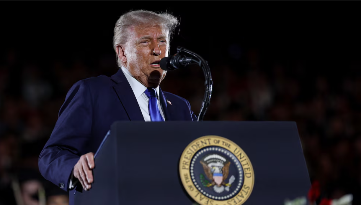 Trump insiste en promesa de 5 mil dólares a adultos si los republicanos ganan las elecciones de noviembre