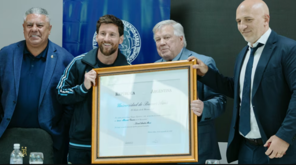 Messi recibe Doctor Honoris Causa de la Universidad de Buenos Aires antes de su despedida con la Selección Argentina