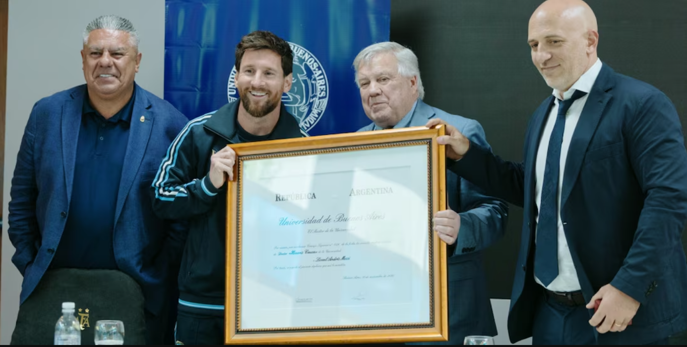 Messi recibe Doctor Honoris Causa de la Universidad de Buenos Aires antes de su despedida con la Selección Argentina