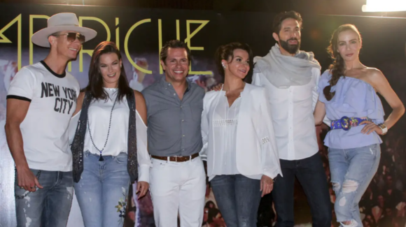 Sasha Sokol se une a sus excompañeros de grupo para deslindarse de la serie Timbiriche