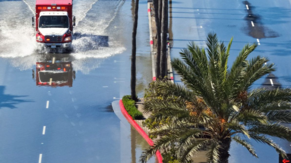 Fuerte oleaje inunda calles de Newport Beach, California, y obliga a activar una emergencia