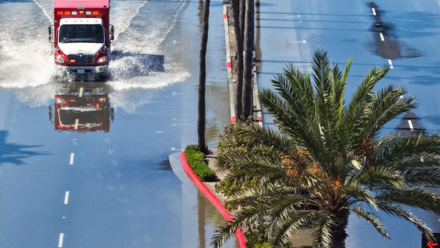 Fuerte oleaje inunda calles de Newport Beach, California, y obliga a activar una emergencia