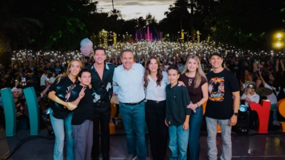 Yahir recibe el reconocimiento de Hermosillense Distinguido ante más de 3 mil 500 personas en Hermosillo