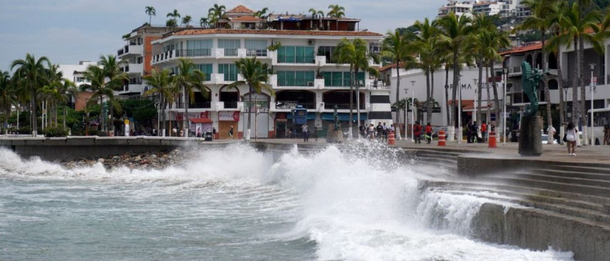 Huracán ‘Simón’ baja a categoría 1 frente a México, pero mantiene riesgo de lluvias intensas en Nayarit y Sinaloa