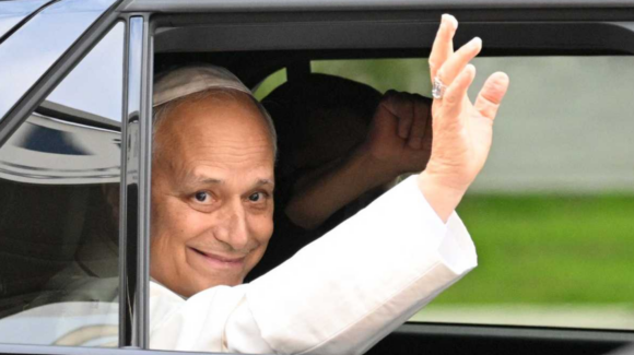 Entre aplausos, Papa León XIV sale del hospital Gemelli y regresa al Vaticano tras cirugía