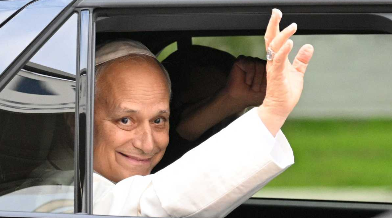 Entre aplausos, Papa León XIV sale del hospital Gemelli y regresa al Vaticano tras cirugía