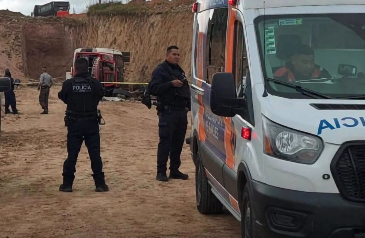 Camión con trabajadores se vuelca en las obras del Tren México – Querétaro; hay 1 muerto y 20 lesionados