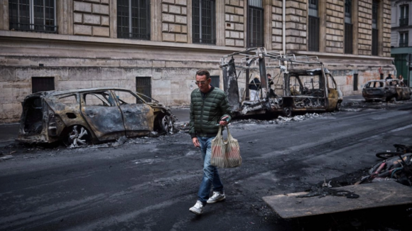 Francia anuncia toques de queda parciales tras saqueos y disturbios en protestas