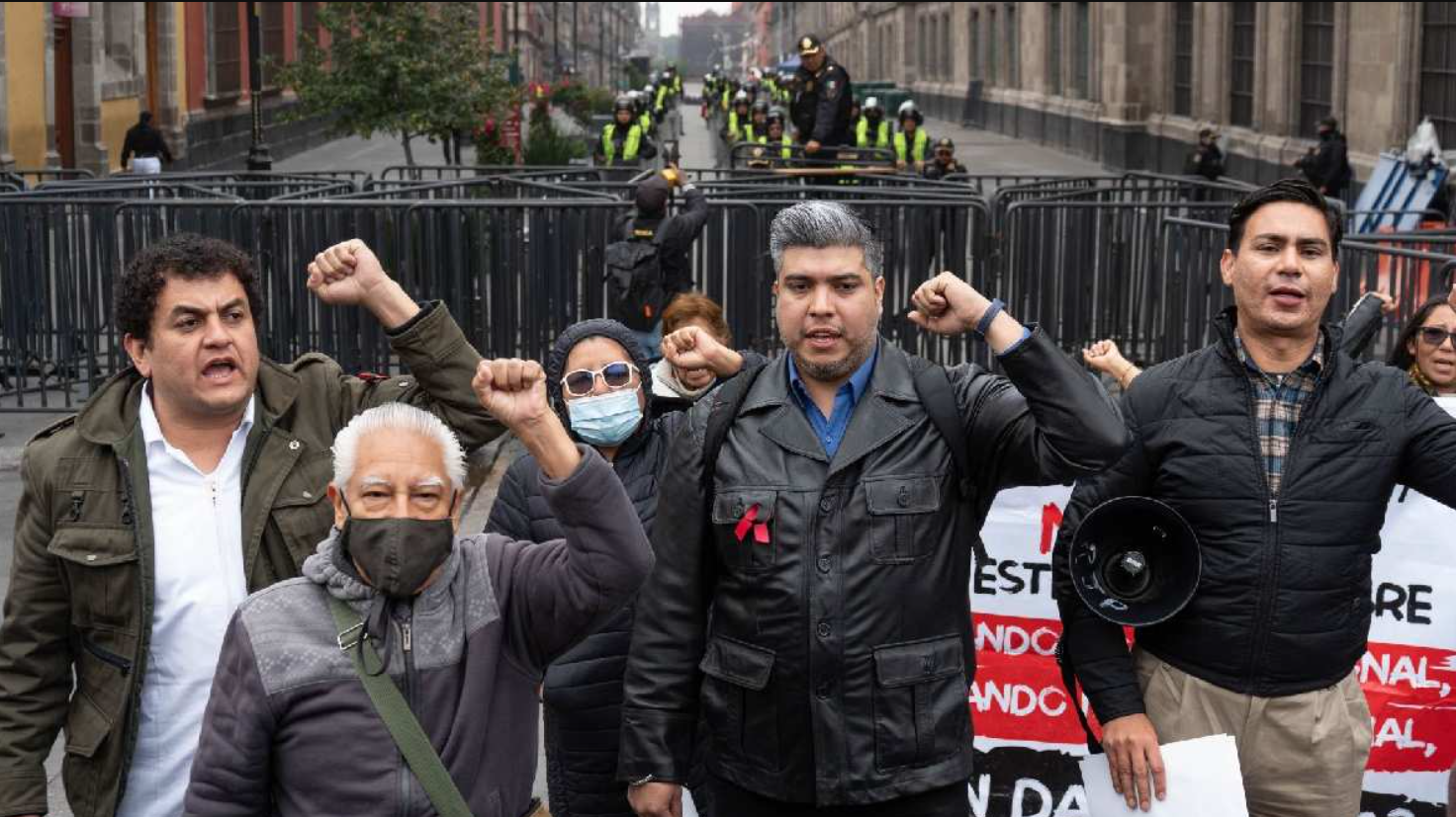 Trabajadores del IMSS protestan en Palacio Nacional y exigen aumento salarial del 10%; denunciaron restricciones por vallas y presencia policial