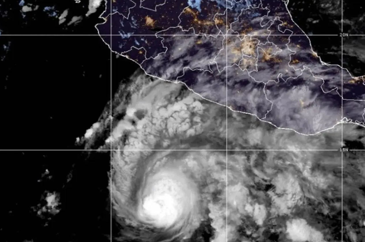 Huracán Vance se mantiene en categoría 2. Esta es su ubicación este sábado