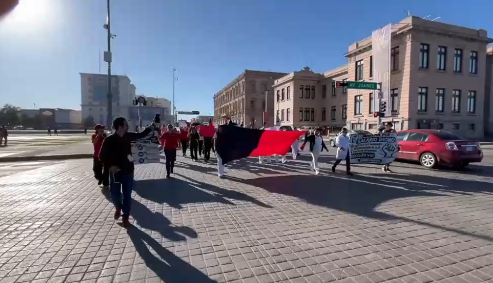 Trabajadores del IMSS marchan en Chihuahua para exigir aumento salarial, medicinas e insumos