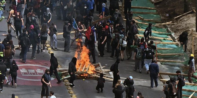 Chile reporta 110 detenidos en protestas por aniversario del estallido social de 2019