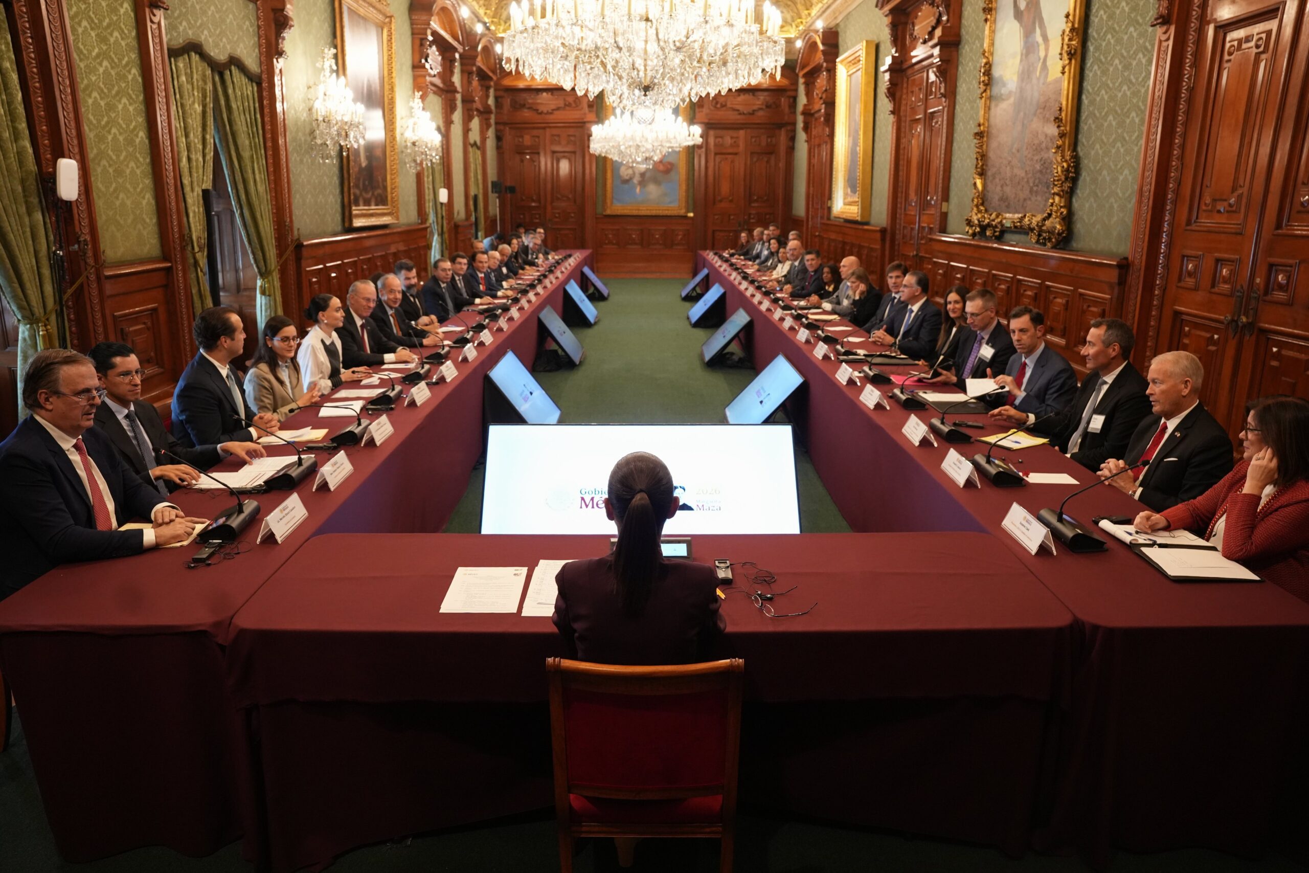 Sheinbaum recibe a Johnson y empresarios de EU; abordan comercio, seguridad y migración