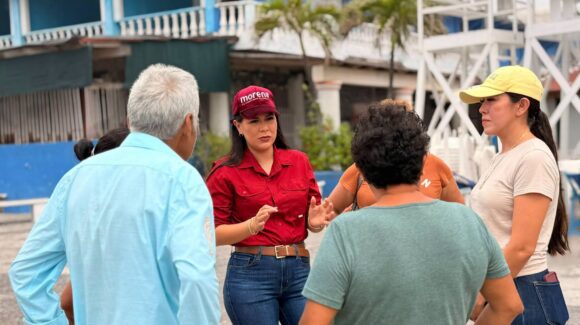 Diputada de Morena, Diana Zepeda, reparte dinero a damnificados por tormenta ‘Vance’ en Colima