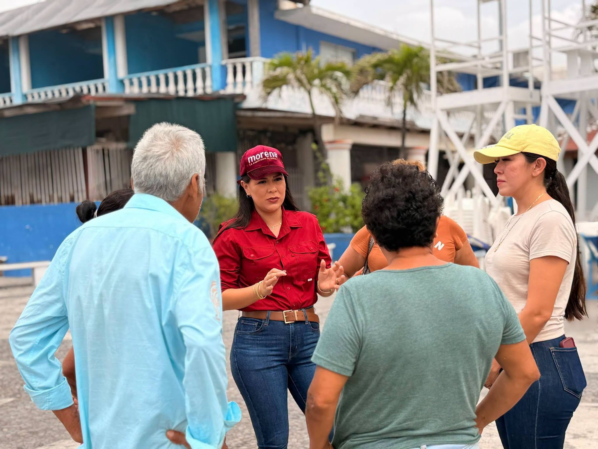 Diputada de Morena, Diana Zepeda, reparte dinero a damnificados por tormenta ‘Vance’ en Colima