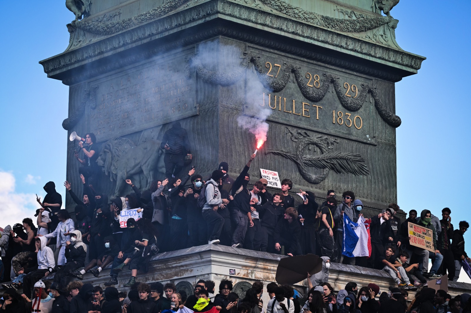 Francia registra nuevas protestas estudiantiles; hay 504 detenidos y 48 policías heridos