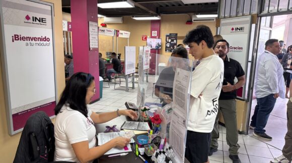 Gilberto Mora cumple 18 años y da un paso hacia la adultez: Ya tramitó su primera credencial del INE