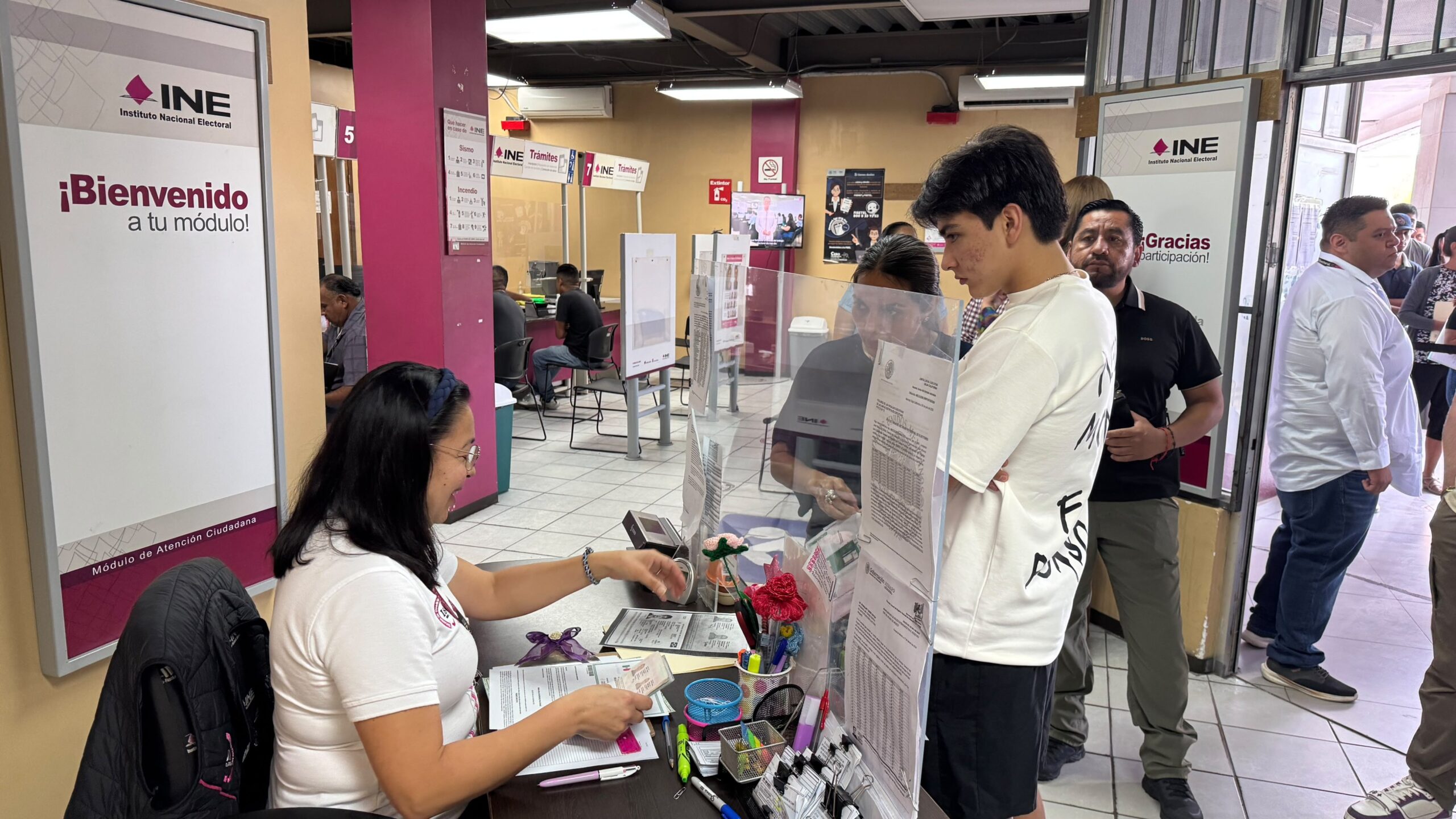 Gilberto Mora cumple 18 años y da un paso hacia la adultez: Ya tramitó su primera credencial del INE