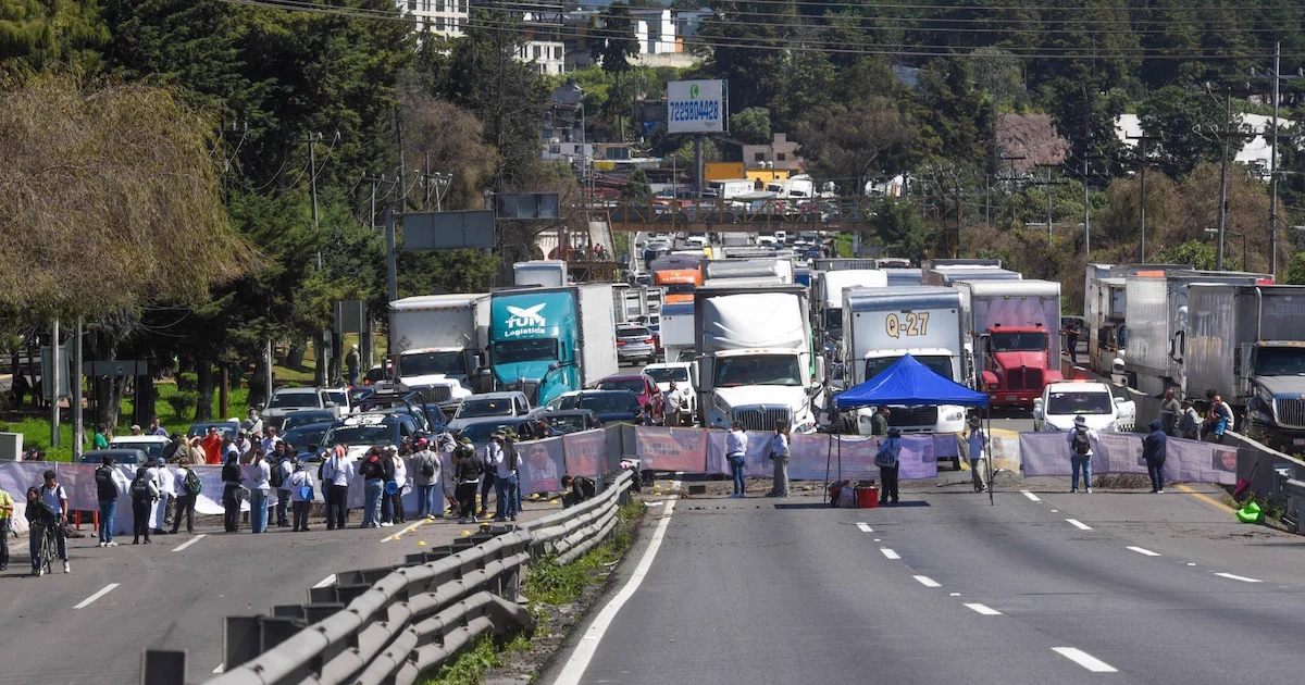 Bloqueo en la México-Toluca cumple 27 horas en Lerma: Hay vuelos perdidos, ausencias laborales y tensión con madres buscadoras