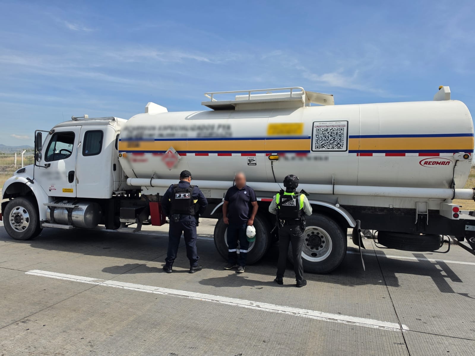 Aseguran en Guanajuato tractocamión con 20 mil litros de presunto huachicol; conductor queda detenido