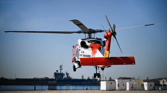 Guardia Costera de EU rescata a 16 personas frente a Baja California y busca a otras 11