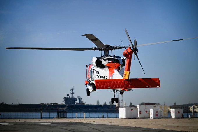 Guardia Costera de EU rescata a 16 personas frente a Baja California y busca a otras 11