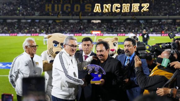 ¡Homenaje de leyenda! Pumas celebra los 50 años del debut profesional de Hugo Sánchez