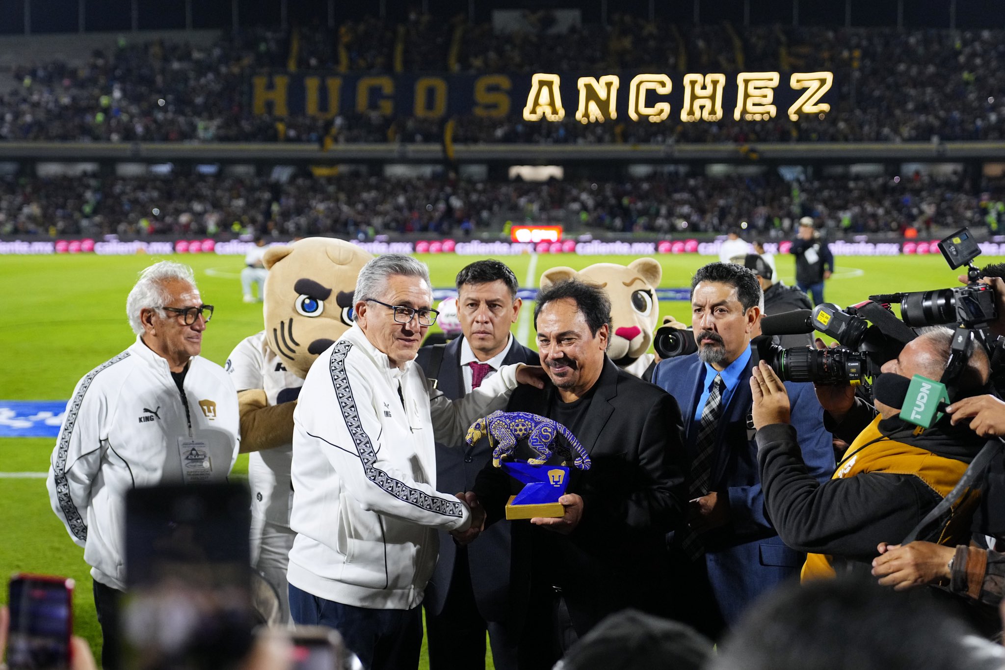 ¡Homenaje de leyenda! Pumas celebra los 50 años del debut profesional de Hugo Sánchez