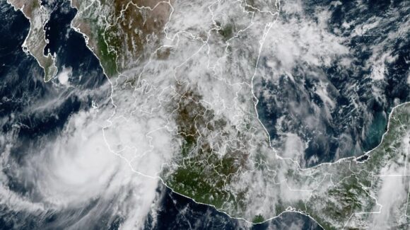 Huracán ‘Simon’ es categoría 2; mantiene en alerta a Jalisco, Nayarit y Sinaloa por lluvias y fuertes vientos
