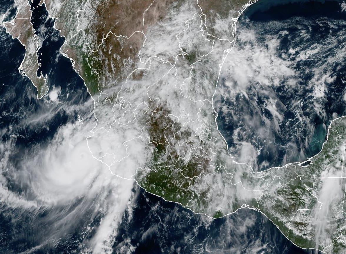 Huracán ‘Simon’ es categoría 2; mantiene en alerta a Jalisco, Nayarit y Sinaloa por lluvias y fuertes vientos