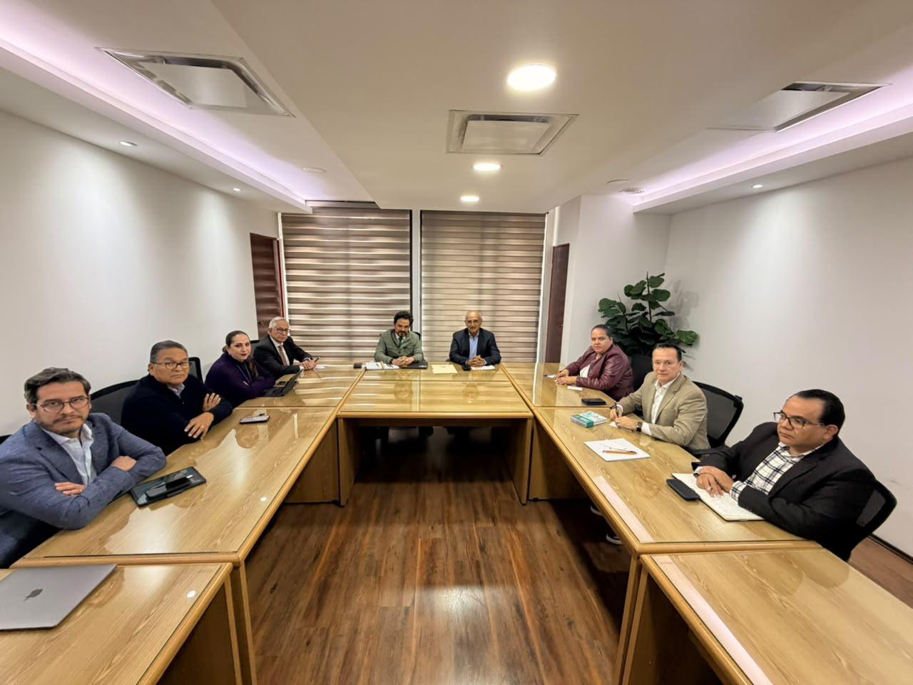 IMSS instala mesa de renegociación salarial con sindicato; trabajadores mantienen protestas