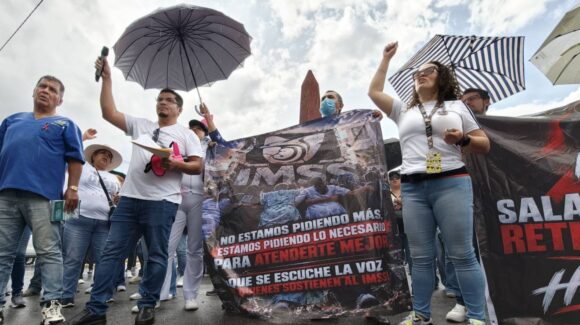 Trabajadores del IMSS marchan en Ciudad Juárez para exigir insumos, 10% de aumento y restitución de jubilaciones