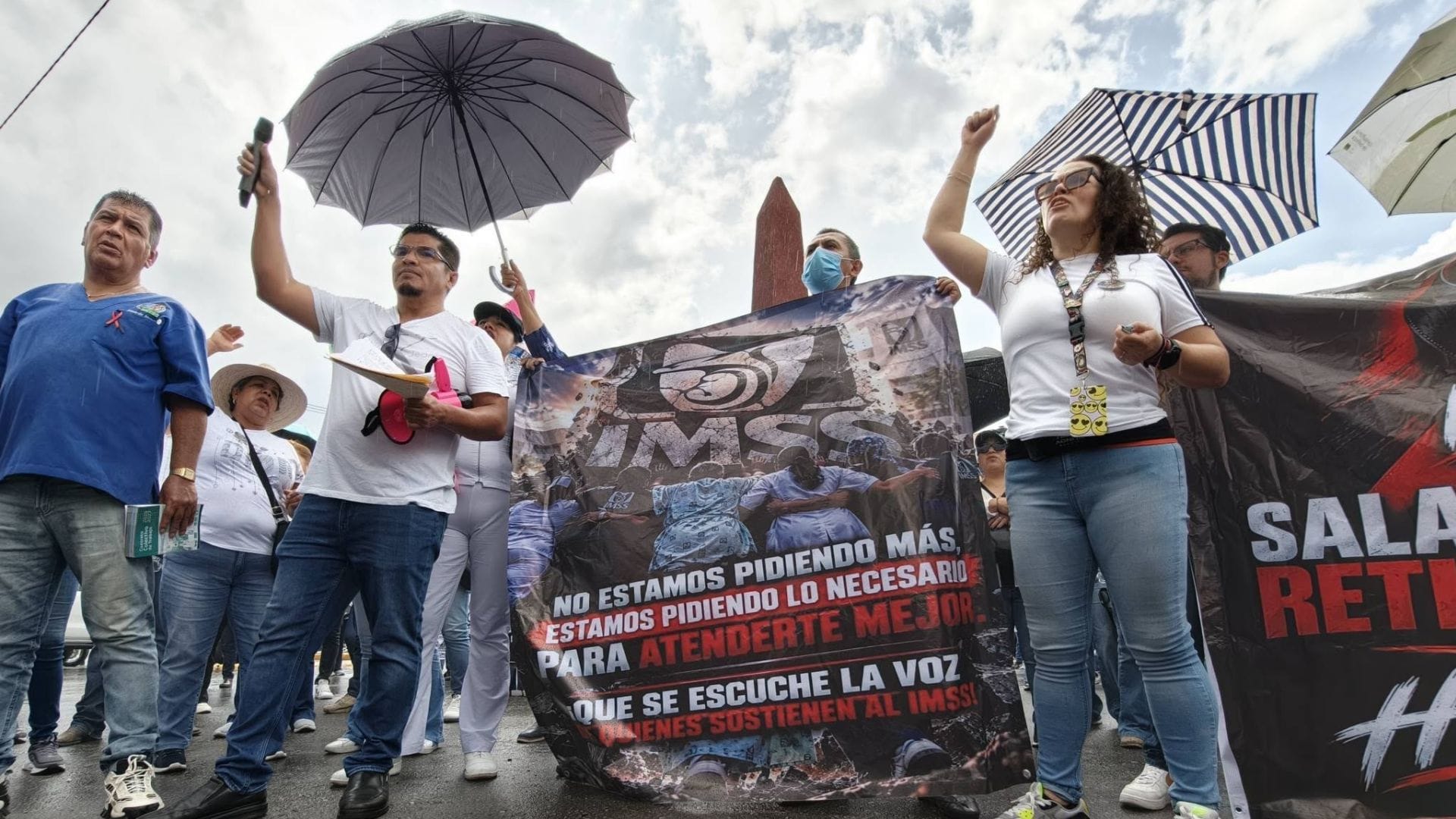 Trabajadores del IMSS marchan en Ciudad Juárez para exigir insumos, 10% de aumento y restitución de jubilaciones