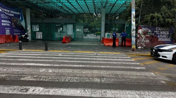Encapuchados lanzan petardos en el Bachilleres 6 de Iztapalapa; policías resguardan la zona