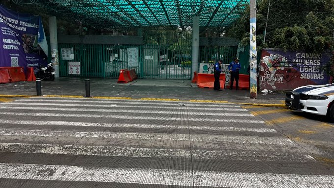 Encapuchados lanzan petardos en el Bachilleres 6 de Iztapalapa; policías resguardan la zona
