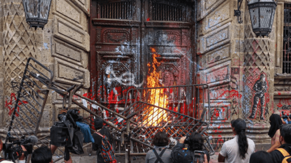 Detienen a 5 tras disturbios e incendios en Congreso de Jalisco y Poder Judicial durante marcha por agua en Guadalajara