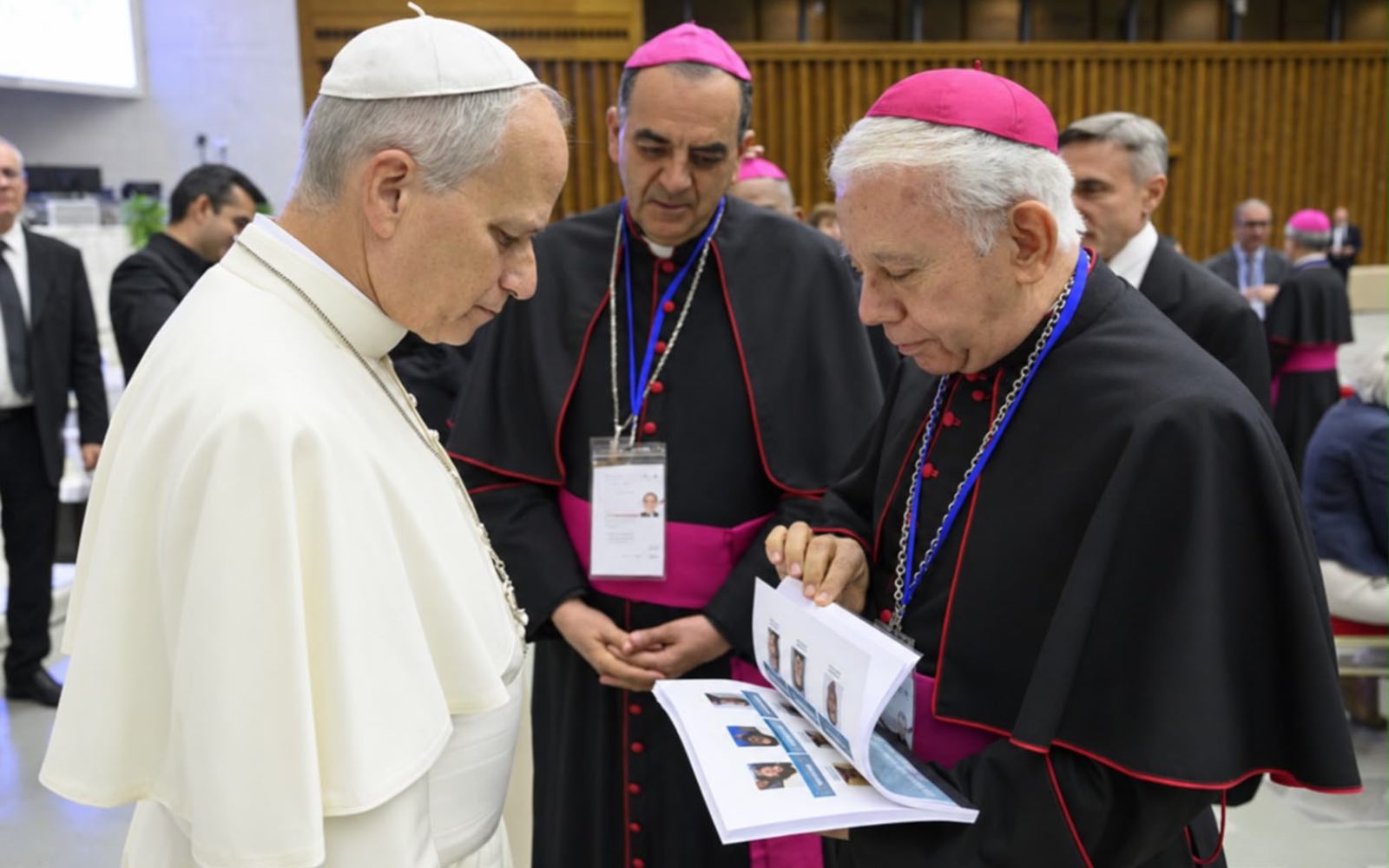 Episcopado Mexicano entrega al Papa León XIV libro sobre desaparecidos en México