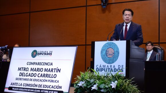 Mario Delgado defiende libros de texto y becas de la SEP ante críticas por PISA, infraestructura y deserción
