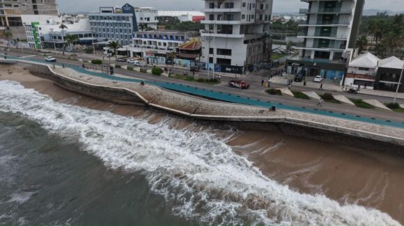 ¡El mar reclama lo suyo! Alto oleaje derrumba una parte del malecón de Mazatlán