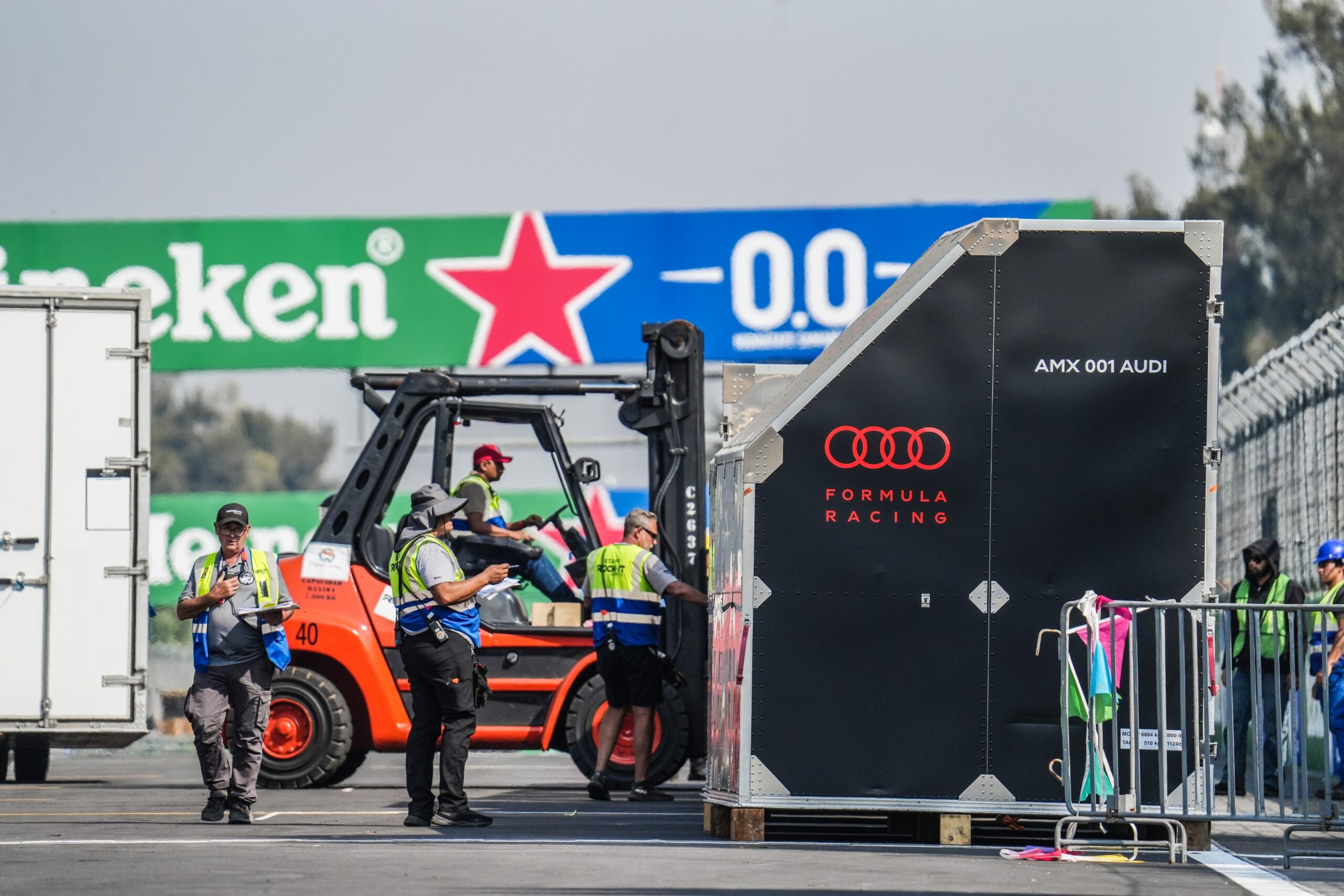 F1: Más de 50 toneladas de equipo llegan al Autódromo Hermanos Rodríguez para el GP de la Ciudad de México