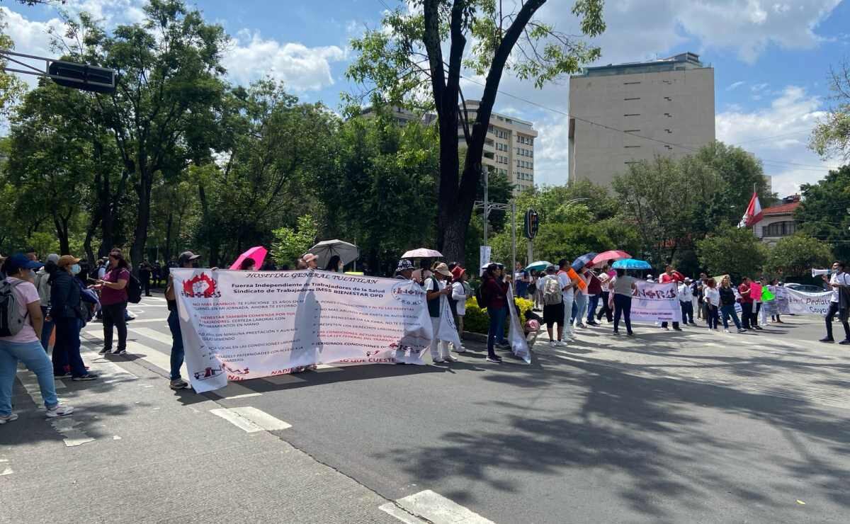 Trabajadores del IMSS bloquean sede nacional en CDMX y amenazan con plantón por alza salarial