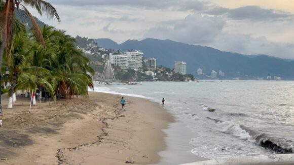 Nayarit aplica ley seca, suspende actividades y cierra playas por riesgo del huracán ‘Simon’