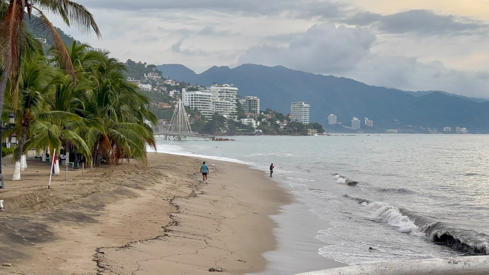Nayarit aplica ley seca, suspende actividades y cierra playas por riesgo del huracán ‘Simon’