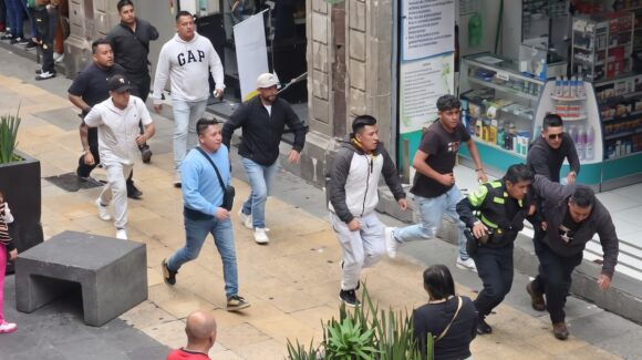 Condenan agresión a policías en Centro Histórico de la Ciudad de México