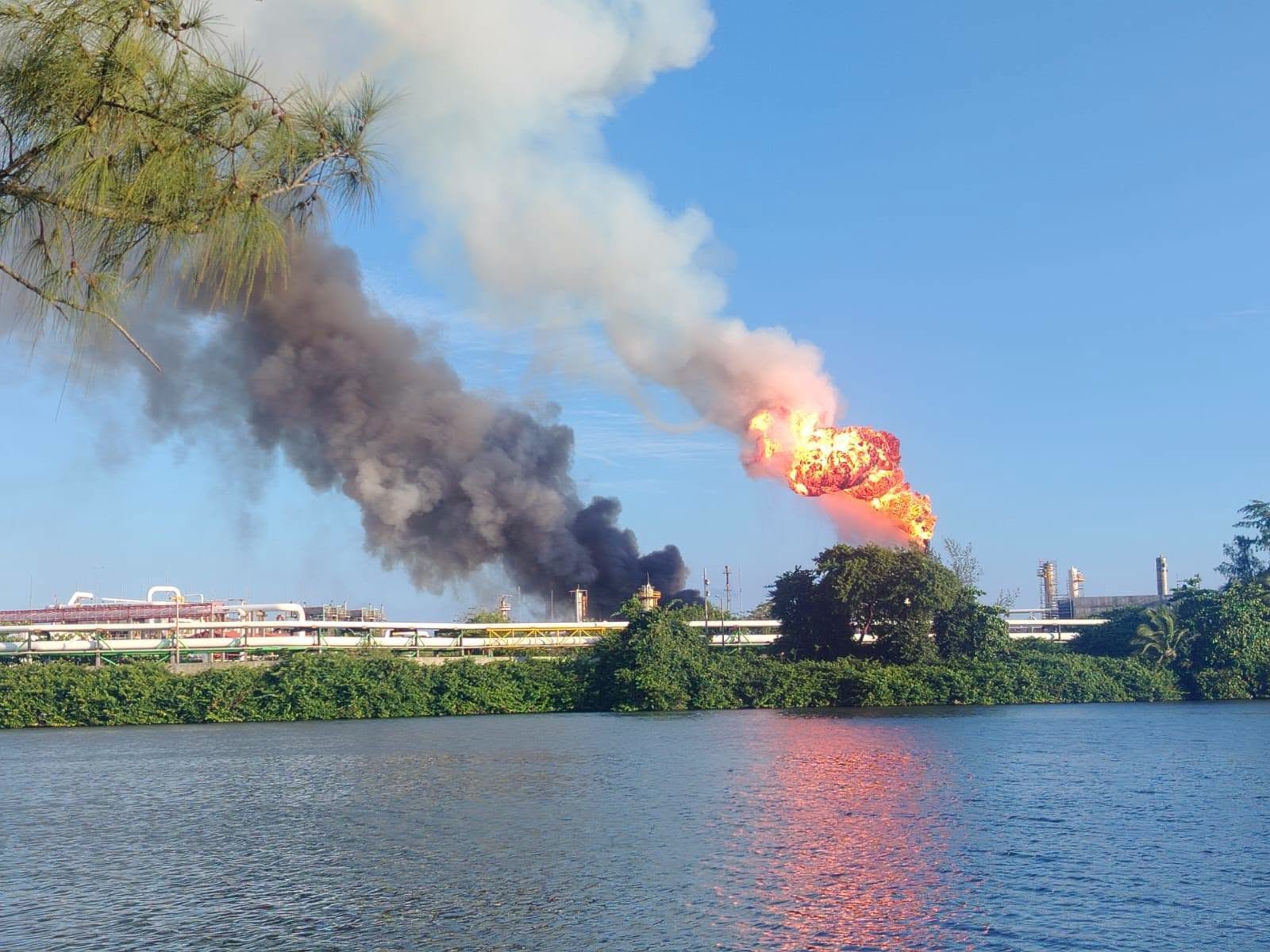 Pemex controla conato de incendio en Dos Bocas, Tabasco; no hubo lesionados ni daños en la instalación