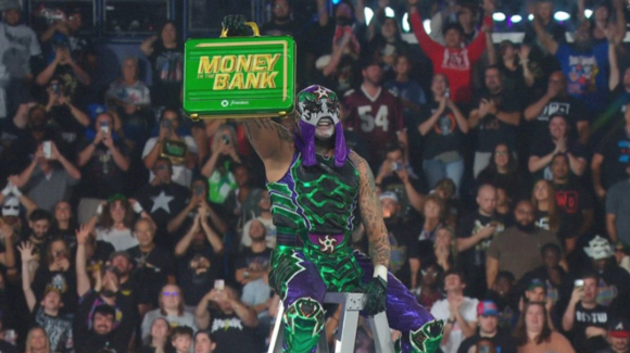 ¡Penta hace historia en WWE! Gana lucha de escaleras en Money in the Bank 2026